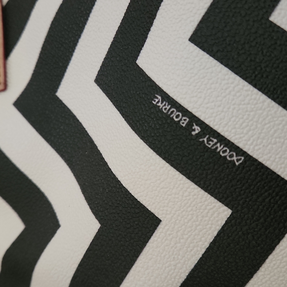 Super Sexy Dooney & Bourke Black & White Zig-Zag Large Tote 🤍🖤 - Picture 5 of 16